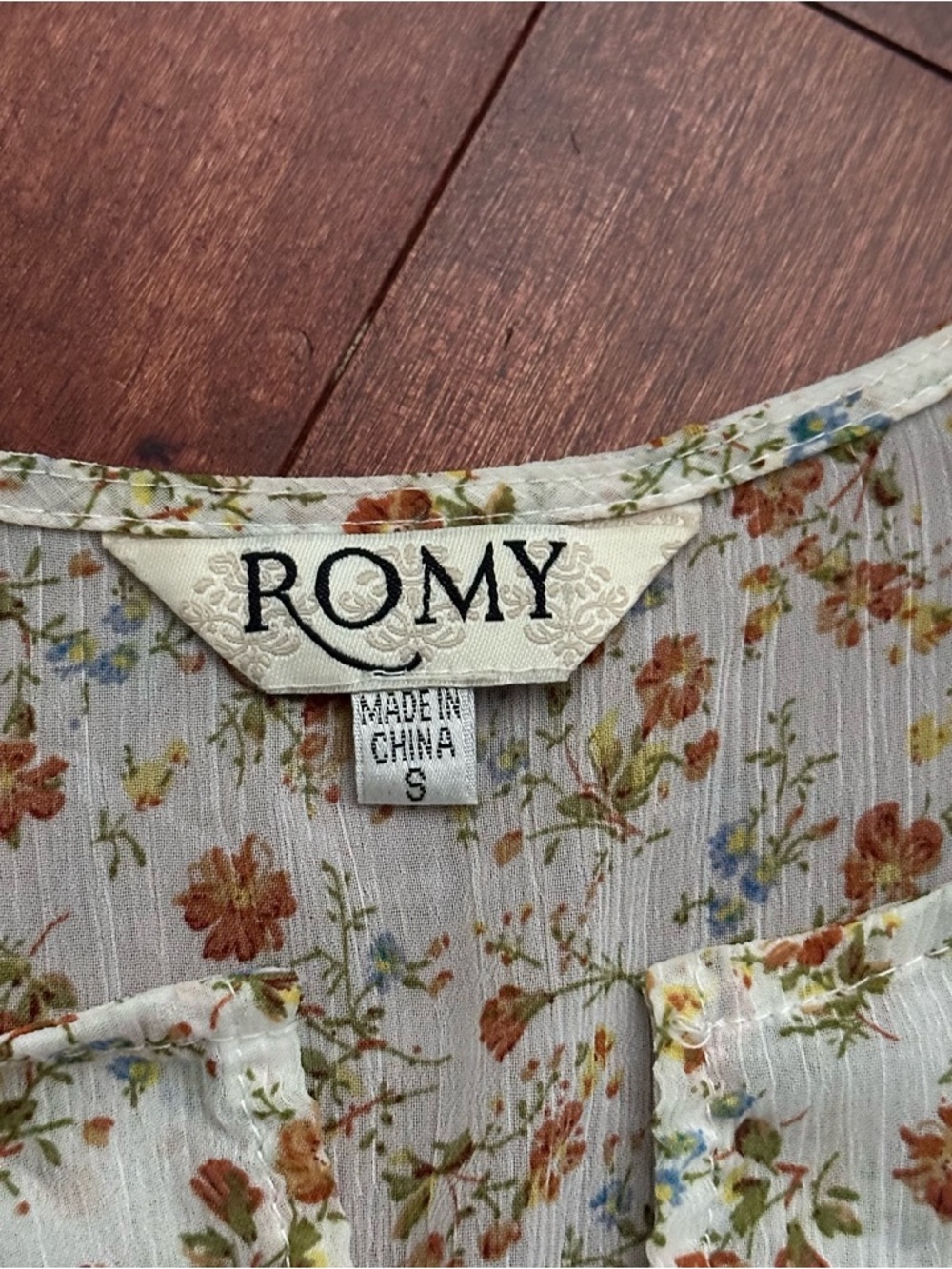 Romy Cream Floral Lace-Trim Blouse with button details - Picture 8 of 10